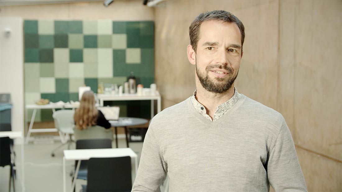 Die Schlatfläche startet den Eventfilm zu Dialogue for Future. Der Screenshot zeigt Hauke Brekenfeld von der Kombüse GmbH.