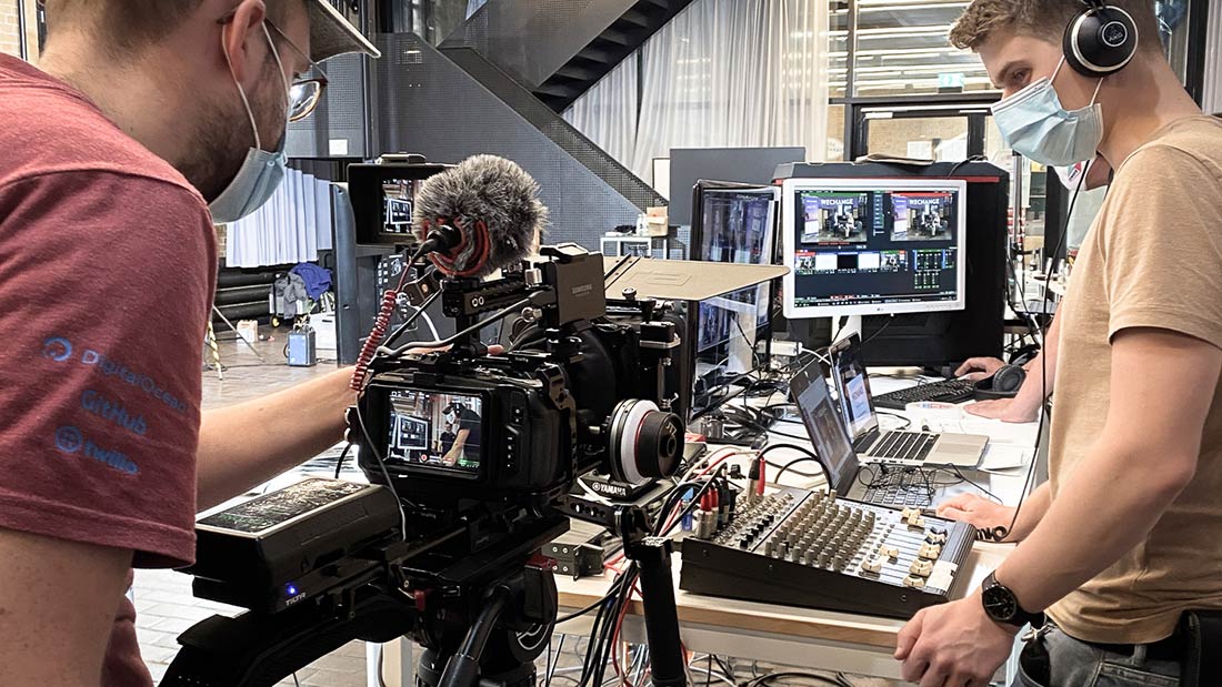 Behind-the-scenes Foto vom Eventfilm für Dialogue for Future. Die Kamera filmt das Pult der Regie und Veranstaltungstechnik.