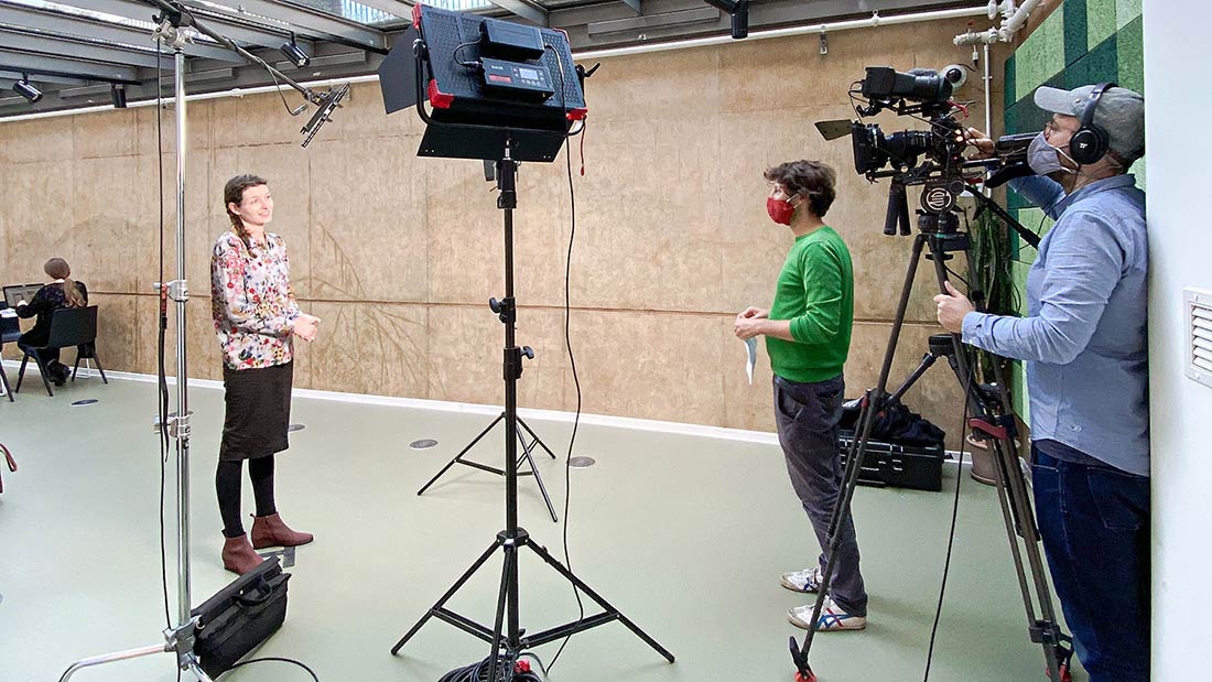 Behind-the-scenes Foto vom Eventfilm für Dialogue for Future. Elisabeth Staudt vom Forum Umwelt und Entwicklung gibt ein Interview.