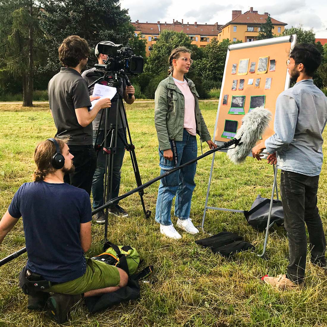 Making-Of-Foto Erklärfilm Suffizienzdetektive für Deutsche Umweltstiftung. Eine junge Expertin erklärt etwas auf einem Flipchart.