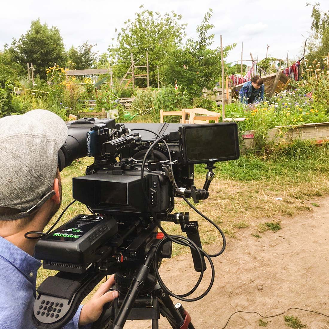 Making-Of-Foto Erklärfilm Suffizienzdetektive für Deutsche Umweltstiftung. Ein Kameramann dreht eine Einstellung bei einem Gardening-Projekt.